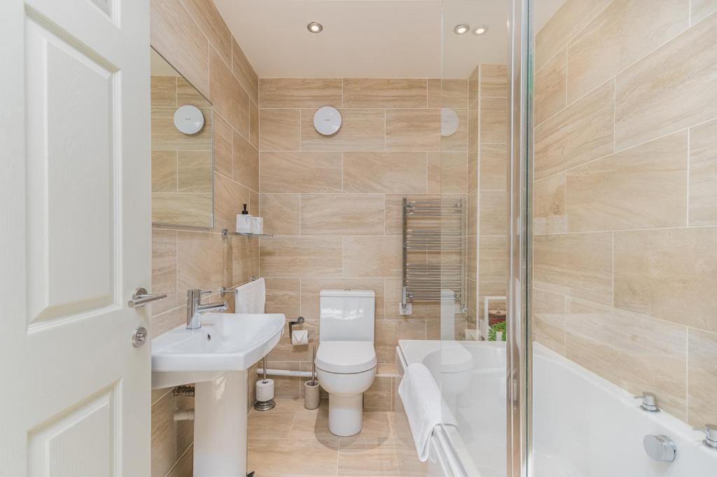 Castle Townhouse Kenilworth - Private Parking - 24 Hr Gym Access - Town Centre Apartment ภายนอก รูปภาพ