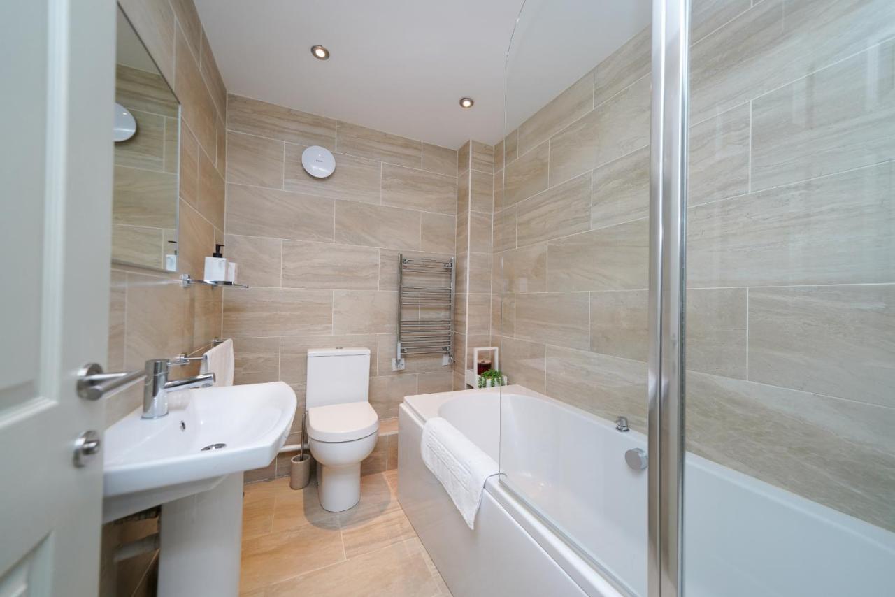 Castle Townhouse Kenilworth - Private Parking - 24 Hr Gym Access - Town Centre Apartment ภายนอก รูปภาพ