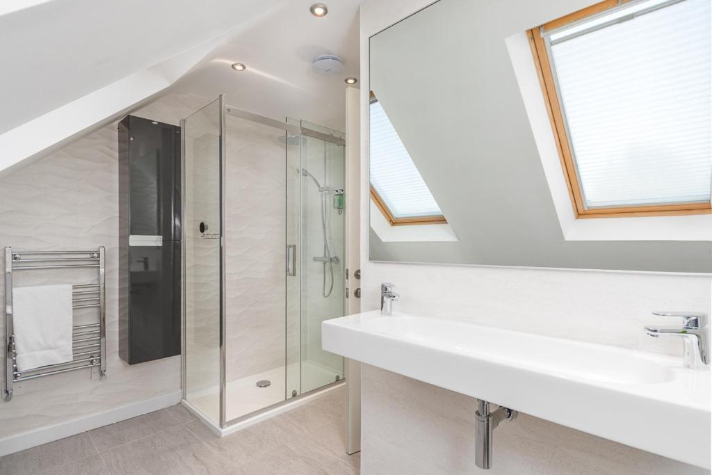 Castle Townhouse Kenilworth - Private Parking - 24 Hr Gym Access - Town Centre Apartment ภายนอก รูปภาพ