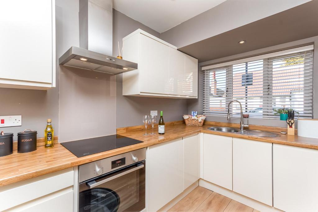 Castle Townhouse Kenilworth - Private Parking - 24 Hr Gym Access - Town Centre Apartment ภายนอก รูปภาพ